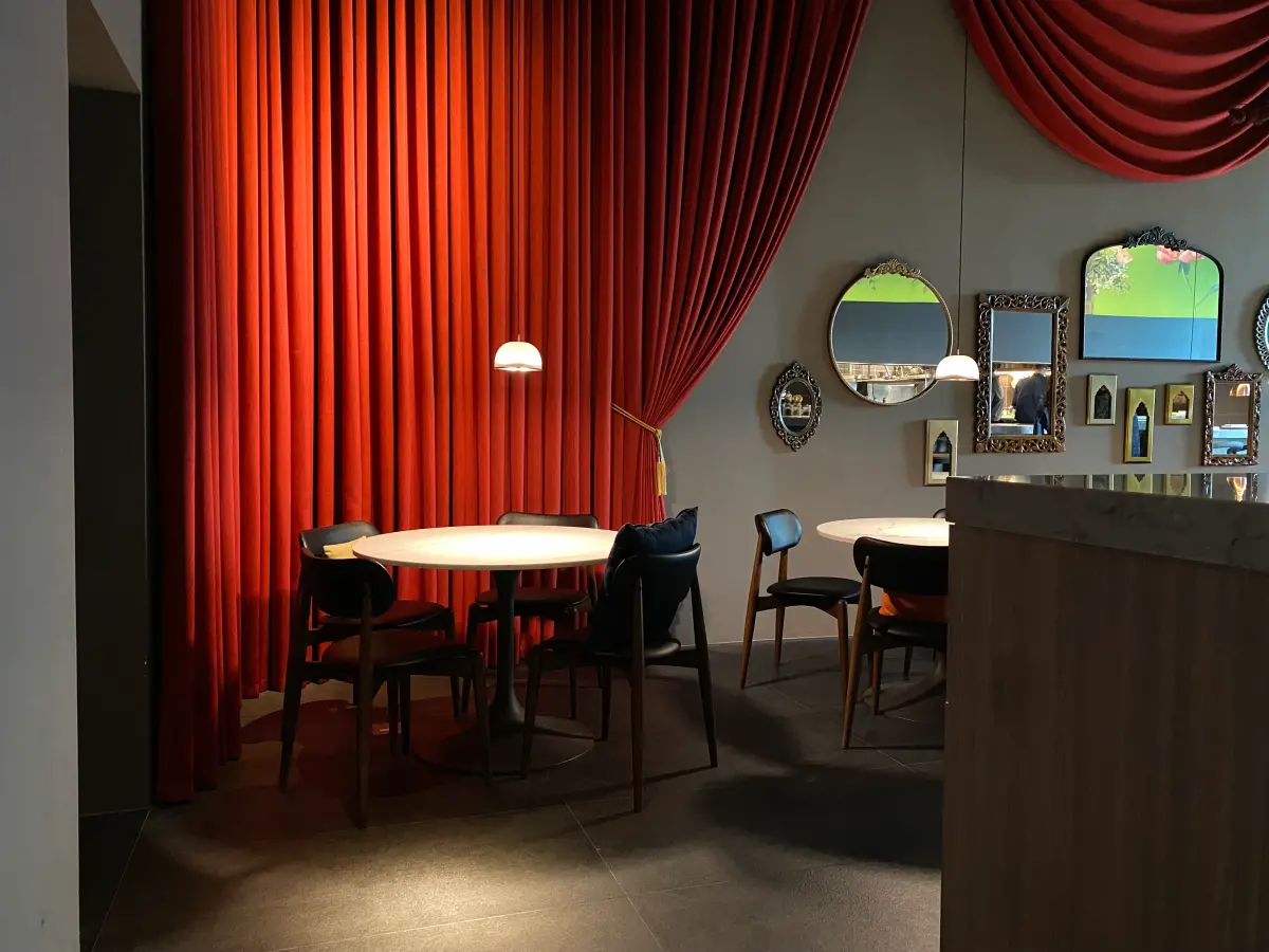 ▲籌備三年、被封為「最美印度餐廳」的「夏花餐室」，於新光三越Daimond Tower正式開幕，由獲米其林推薦的「想想廚房」主廚Vaz Joseph Elias為推手，資深印度主廚Wilfred John Coelho領軍。（圖／記者葉盛耀攝）