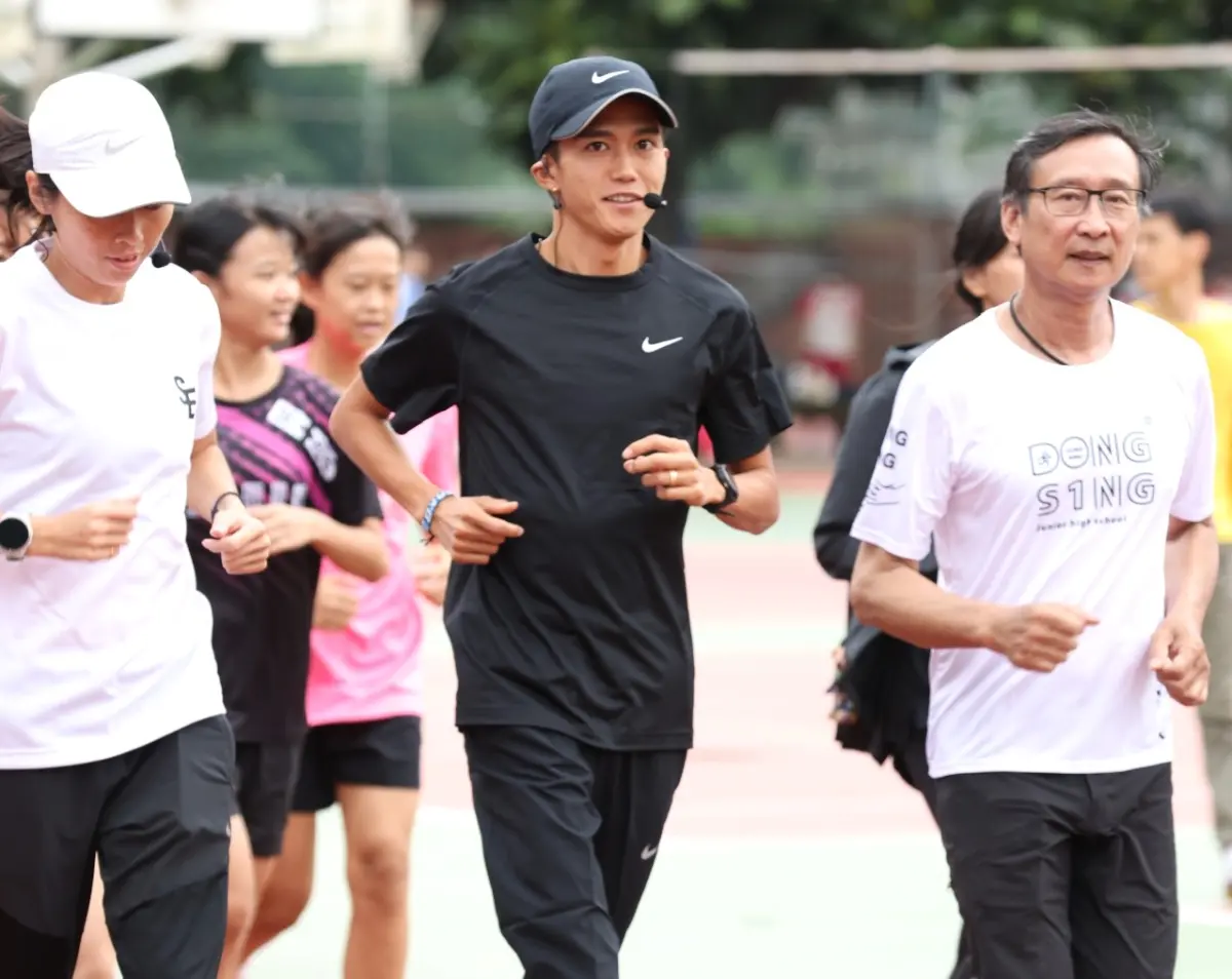 ▲日本知名馬拉松好手大迫傑東興國中暖身領跑。官方提供