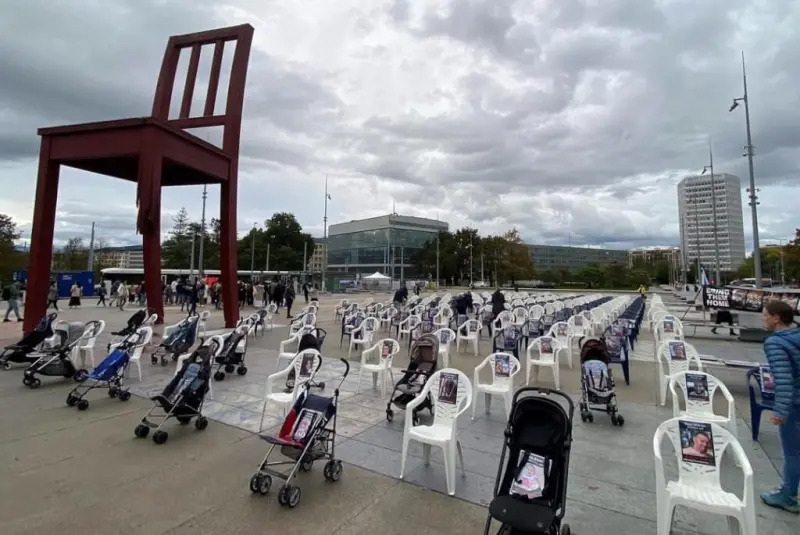 ▲示威人士26日在瑞士日內瓦的聯合國辦事處外擺設200多張空椅和空嬰兒車，以吸引世人關注遭到巴勒斯坦伊斯蘭主義組織哈瑪斯從以色列綁架的人質。（圖／路透社）