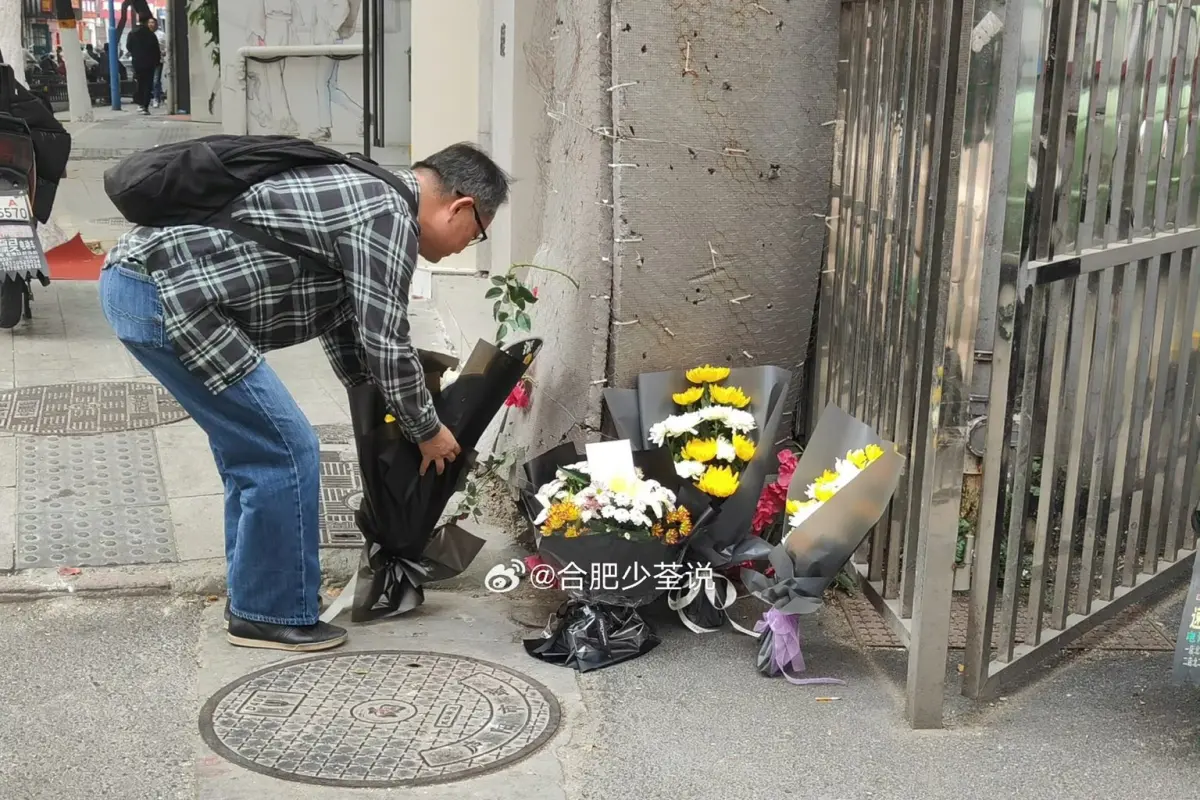 ▲中國前國務院總理李克強今天凌晨在上海去世後，中共當局展開強力維穩，嚴防出現抗議言行。圖為民眾前往李克強故居獻花。（圖／翻攝自李老師不是你老師的X）