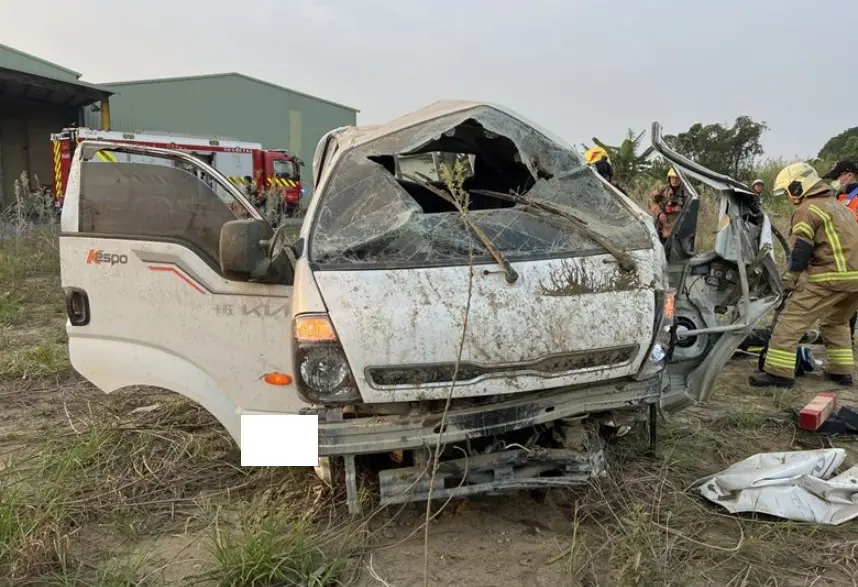 ▲28日上午，35歲男子駕駛小貨車，行經台南市新市區南170線道時，疑似路況不熟自撞，警消獲報後趕抵，駕駛失去生命跡象，送醫搶救不治。（圖／翻攝畫面）