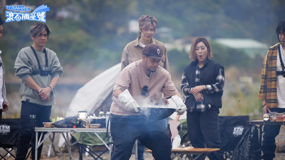 ▲張震嶽在《滾石摘星號》中野外露營，結果過程發生爆炸的小插曲，來賓任賢齊則抱怨，唯一美中不足的地方，就是太多砂石車，讓他無法靜下心。（圖／TVBS提供）