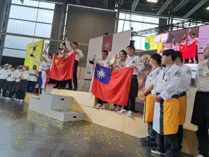 奪冠的中國隊伍選手,站得離台灣隊伍與國旗相當遠。(圖/取自「Ambassadeurs Du painau 」臉書) ▲奪冠的中國隊伍選手,站得離台灣隊伍與國旗相當遠。(圖/取自「Ambassadeurs Du painau 」臉書)