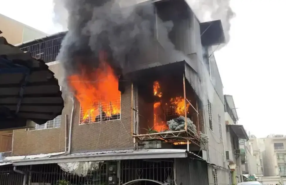 ▲27日下午，台南東區仁和路巷弄內某透天厝，2樓突然發生火警，屋主質疑，火災係噴藥不當釀禍，氣得喊告要求國賠。（圖／翻攝畫面）