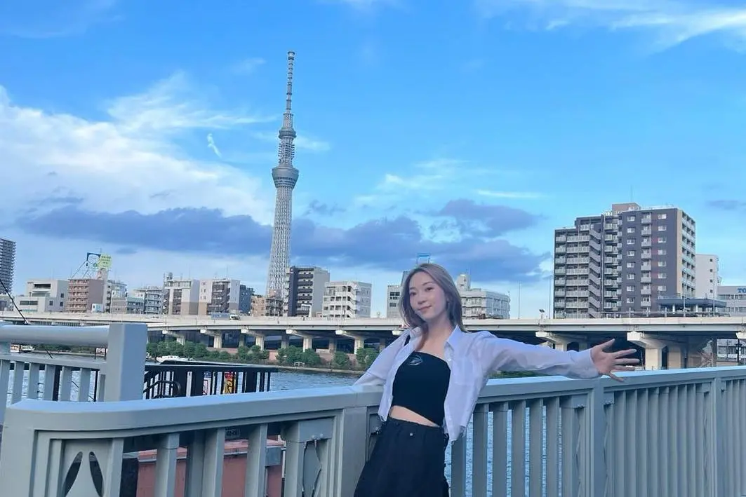 ▲張菲辣媳翁馨儀開心分享日本新家風景，一出門就能看到晴空塔，令網友稱羨。（圖／翁馨儀臉書）