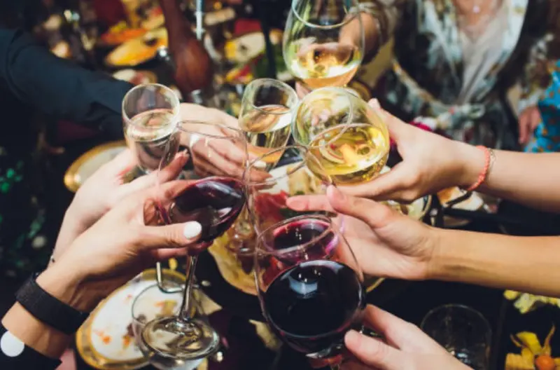▲跨年聚會拚酒的隨身小物「解酒藥」，專家指出，解的不是酒精，而是緩解宿醉後症狀。（示意圖／翻攝pixabay）
