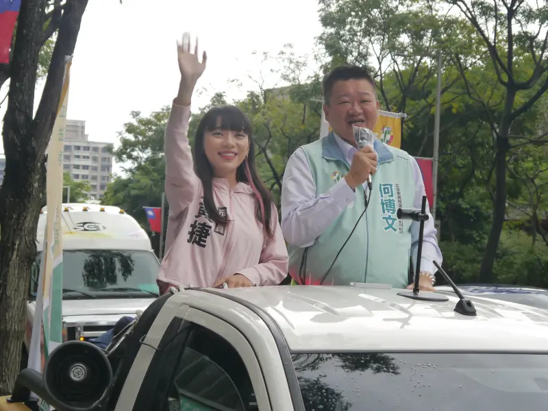 ▲接替趙天麟參選的黃捷北上到新北市淡水為民進黨立委參選人何博文輔選進行車隊掃街。（圖 ／記者吳嘉億攝，2023.10.28）