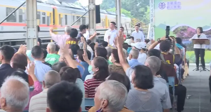 ▲演講被火車進站干擾，蔡英文開心的要大家和她一起向火車揮手。（圖／立委蔡培慧提供，2023.10.28）