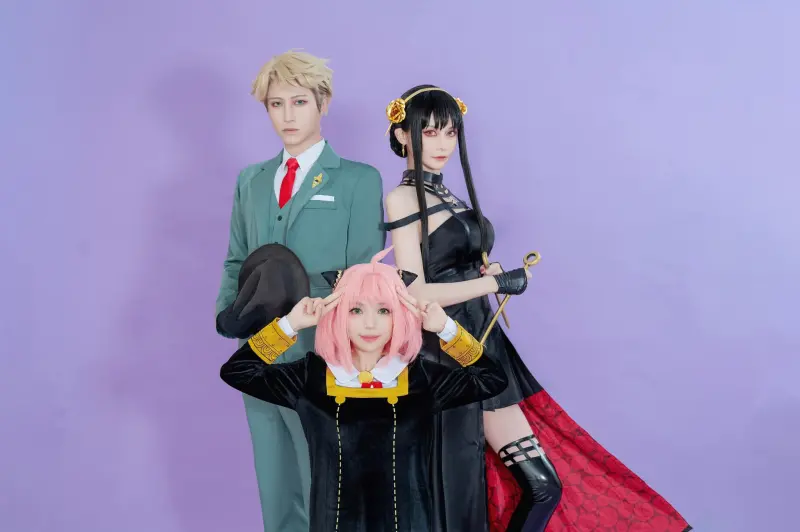 ▲ 黃捷、賴品妤及曾玟學3人扮演Cosplay日本動漫作品《間諜家家酒》裡的佛傑一家3口。（圖 ／翻攝「總一 Souichi Cosplay」臉書粉專）