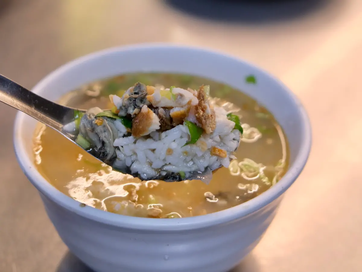 ▲台南的阿忠魚粥是經營40多年的老店，每天只賣大約4小時，招牌鹹粥料好實在。（圖／記者葉盛耀攝）