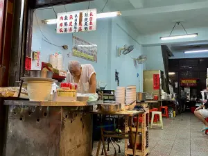 ▲阿忠魚粥簡樸又陳舊的店面，蘊含著許多台南在地人也會捧場的好滋味。（圖／記者葉盛耀攝）