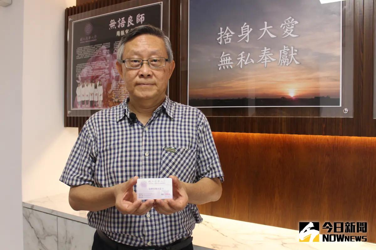 ▲國立清華大學前校長賀陳弘簽下清大第一張大體捐贈同意書，身後繼續當老師。（圖／記者嚴俊強攝）