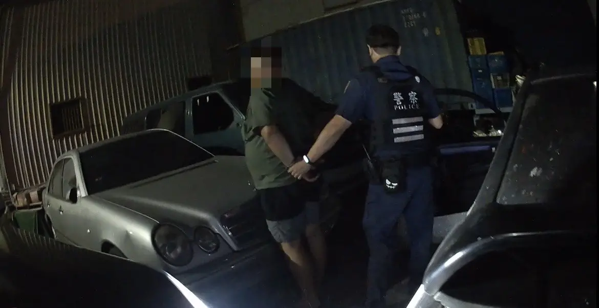 ▲男子酒駕拒檢逃逸，警方針對拒檢逃逸、危險駕車、闖紅燈與未依規定使用燈光等多項違規行為製單舉發，共計舉發19張罰單，最高金額達12萬7千2百元。（圖／翻攝畫面）