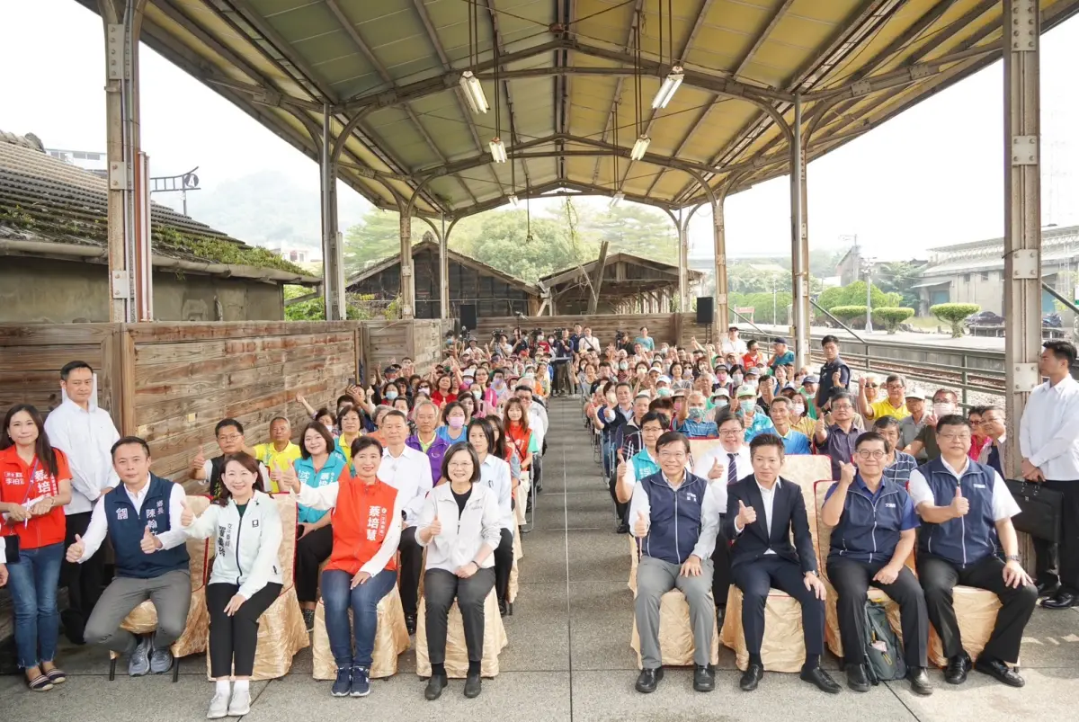 ▲總統英文視察集集線，在濁水車站與眾人合影。（圖／立委蔡培慧提供，2023.10.28）