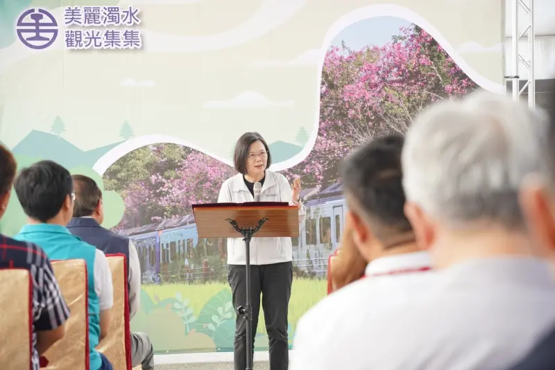▲蔡英文表示,後年集集線便會有新的觀光列車。(圖/立委蔡培慧提供,2023.10.28)