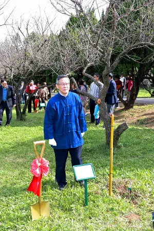 ▲賀陳弘在梅園親自植了一棵梅樹，盼清華人對社會的貢獻長長久久。（圖／清華大學提供）