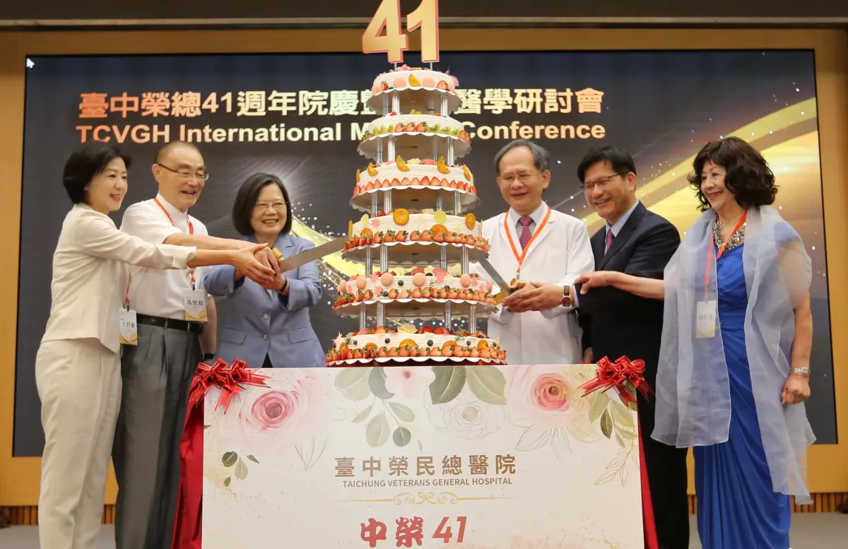 ▲總統蔡英文為台中榮總41週年院慶切蛋糕祝賀。（圖／台中市政府提供，2023.10.28）