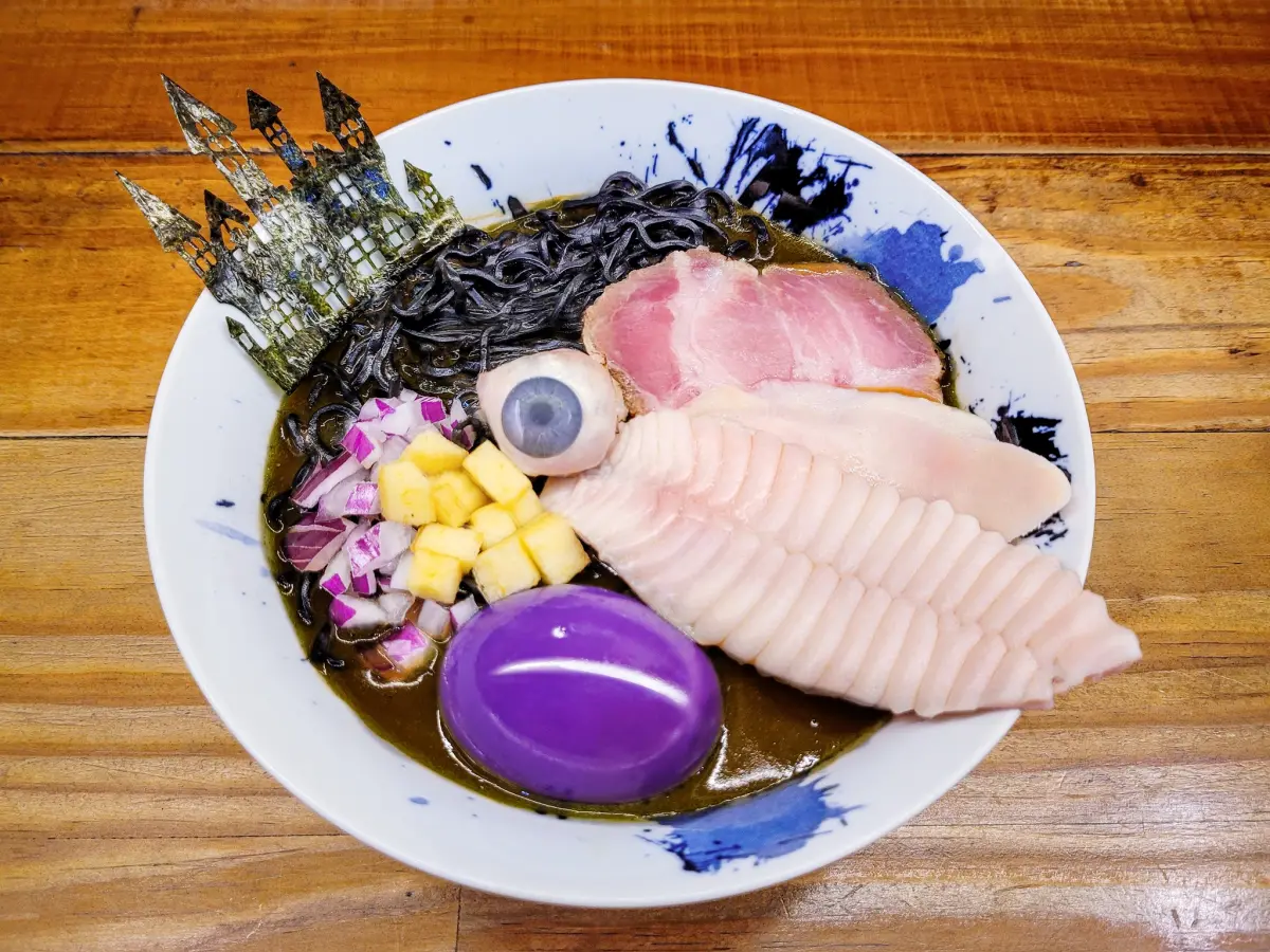 ▲先前曾推出「大王具足蟲」拉麵的台北知名拉麵店拉麵公子，近期再度推出萬聖節限定的超狂拉麵「巨妖墨魚」，碗中甚至有「整顆眼球」。（圖／取自拉麵公子臉書）