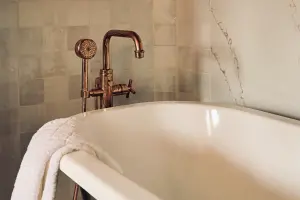 天冷想泡湯！「該不該裝浴缸」吵翻　設計師曝優劣：整間浴室打掉
