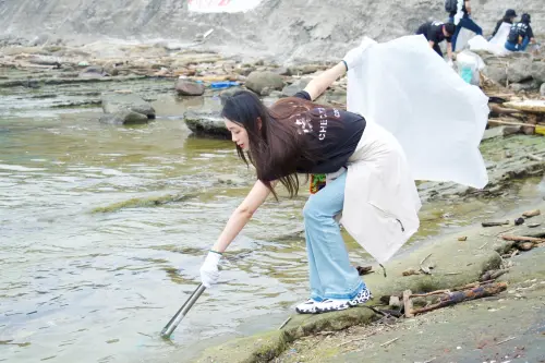 ▲丫頭詹子晴依舊是「副業女王」，電商締造超過10億業績成長，但他們仍不忘回饋社會，到海邊淨灘。（圖／快電商提供）