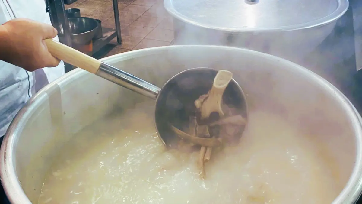 ▲喝豬骨湯、大骨湯補鈣是錯誤迷思，每100公克大骨湯只有不到1毫克的鈣質，常喝無法預防骨鬆，還容易引起高血脂症。（情境圖／民眾提供）