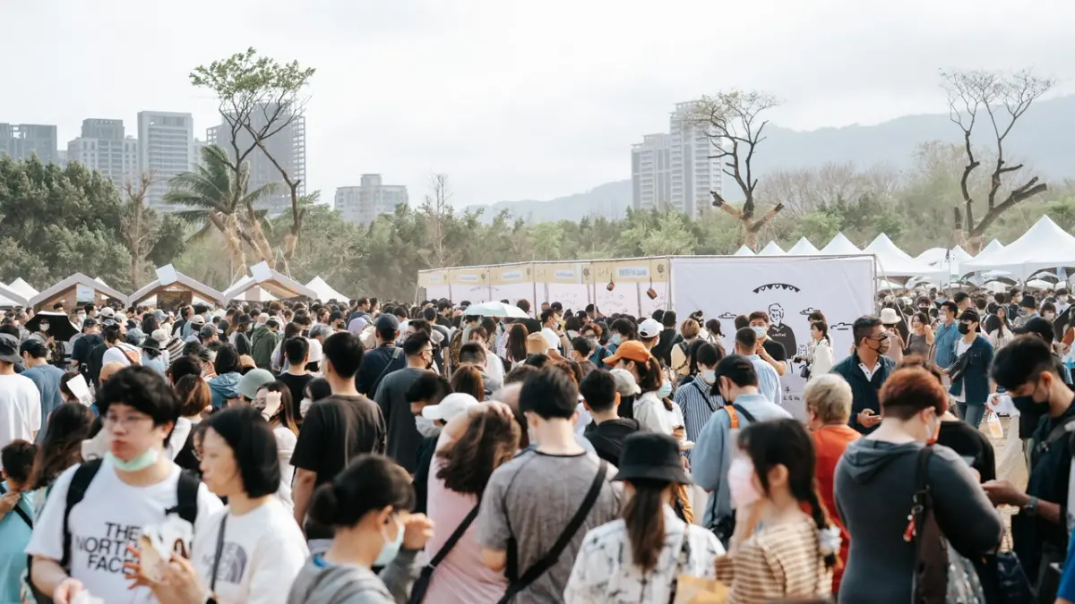 ▲活動市集規模和內容豐富可謂全台之最，集結台日港3地共達450間嚴選美食、職人手作品牌，再度創下台灣戶外市集里程碑。（圖／高市府觀光局提供）