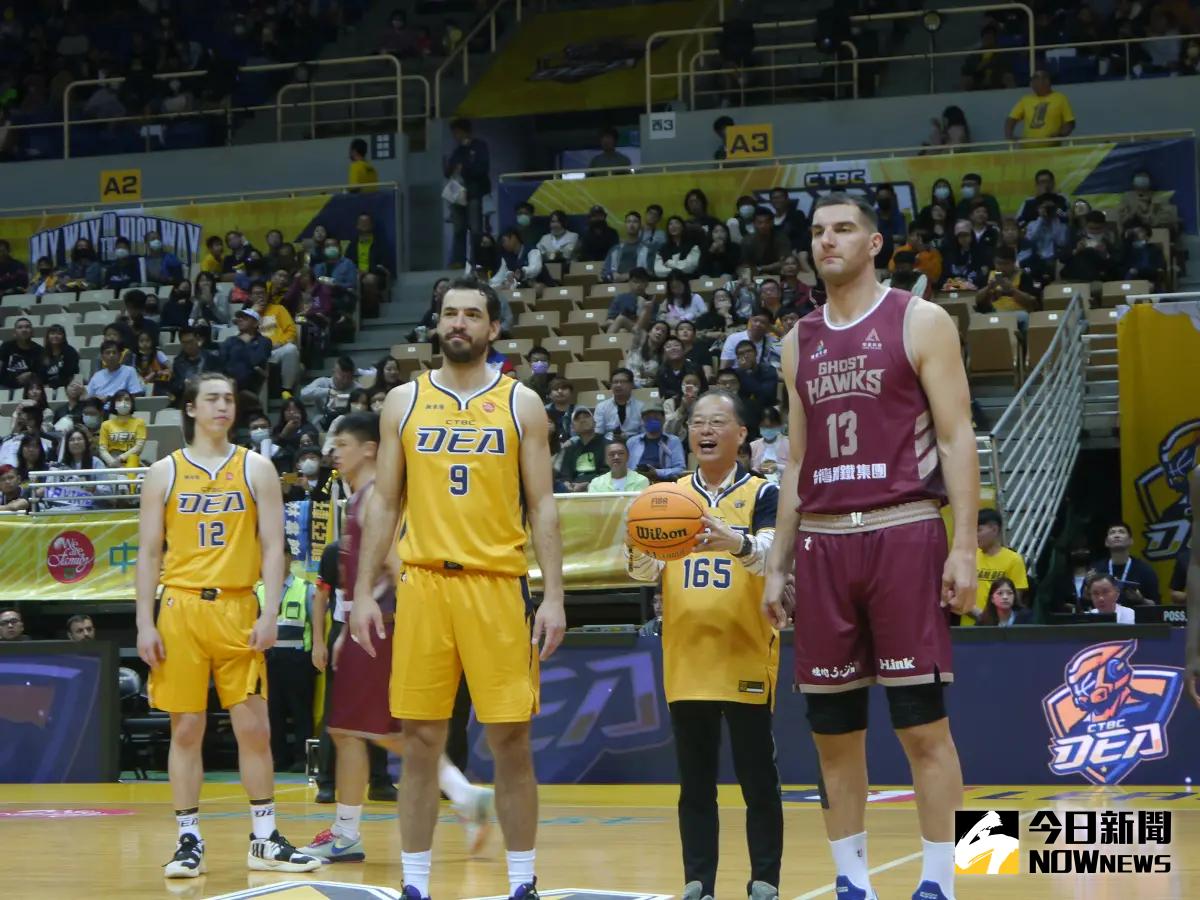 ▲警政署長黃明昭為職籃新球季開幕球賽開球。（圖 ／記者吳嘉億攝，2023.10.28）