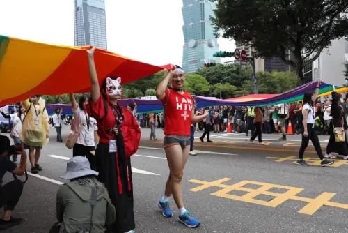 ▲2023台灣同志遊行,今年已經是舉辦第21屆,吸引許多國外旅客也來參加。(圖/攝影陳明中攝) ▲2023台灣同志遊行,今年已經是舉辦第21屆,吸引許多國外旅客也來參加。(圖/攝影陳明中攝)