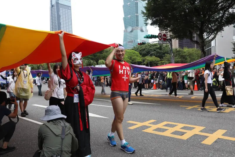 ▲2023台灣同志遊行，今年已經是舉辦第21屆，吸引許多國外旅客也來參加。（圖／攝影陳明中攝）