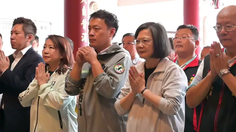 ▲蔡英文由立委參選人蔡銘軒陪同,到草屯鎮朝陽宮參香祈福。(圖/南投縣議員蔡銘軒提供,2023.10.28)