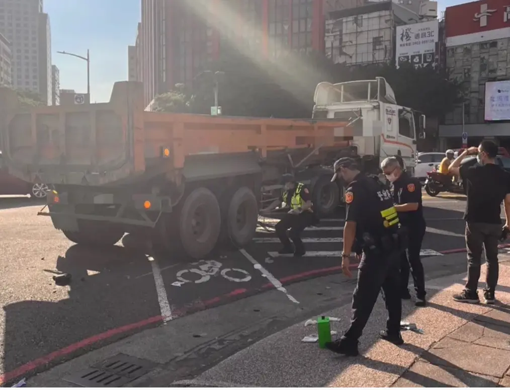 ▲高雄YouBike女騎士遭右轉砂石車捲入車底命危搶救中。（圖／翻攝畫面）