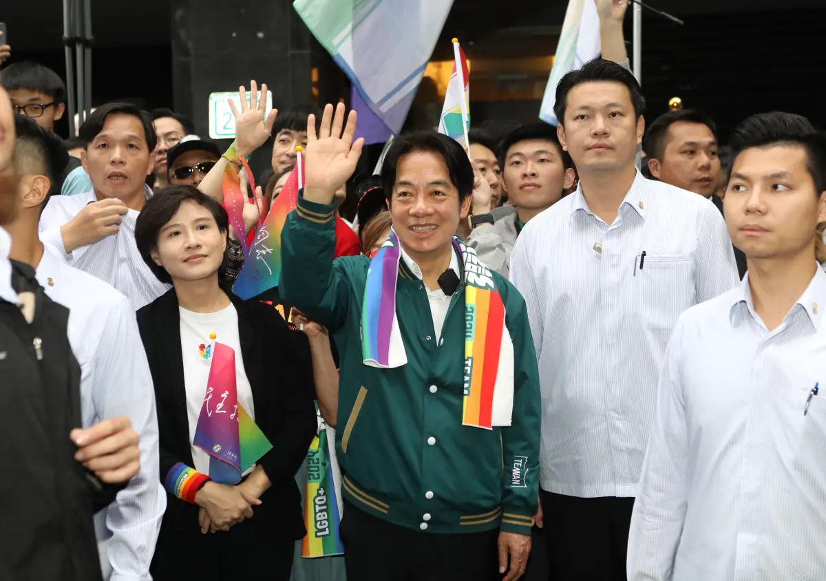 ▲賴清德在尤美女、鄭麗君陪同下出席同志遊行。（圖／記者陳明中攝，2023.10.28）
