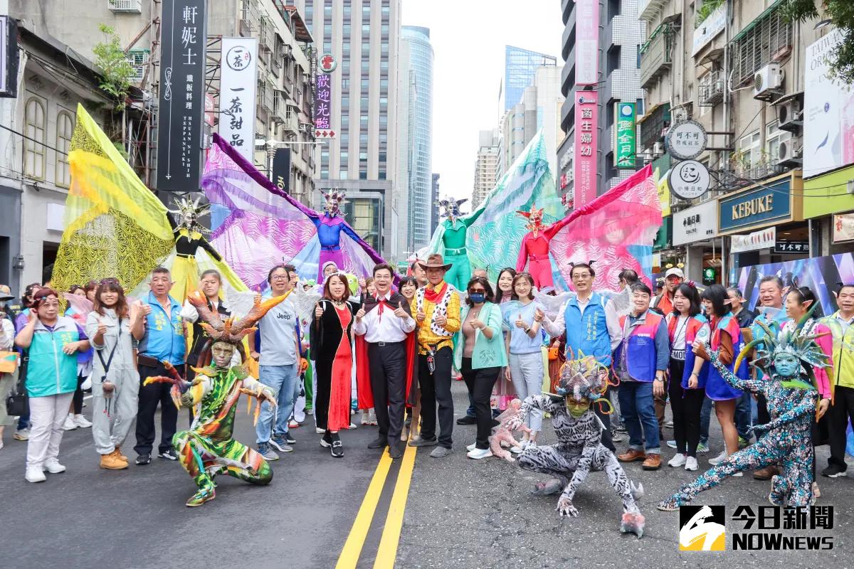 ▲新北市副市長劉和然代理市長出席「2023府中搞什麼鬼」變妝遊行，變妝扮成吸血鬼，與遊行隊伍踩街同樂。（圖 ／記者吳嘉億攝，2023.10.28）