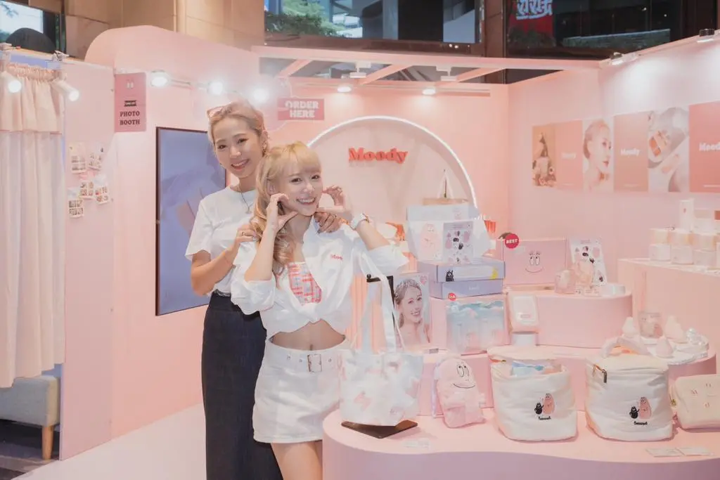 ▲紀卜心（右）和Pag聯手推出品牌，半年狂撈千萬，並宣布和泡泡先生聯名開快閃店。（圖／moody提供）