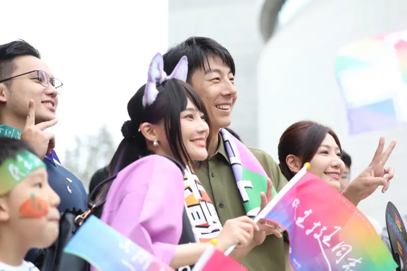 ▲賴品妤、吳崢拍照合影。(圖/記者陳明中攝,2023.10.28)