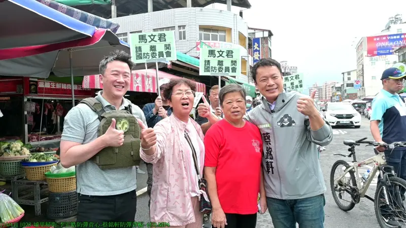 ▲李正皓和蔡銘軒在埔里菜市場掃街,受到民眾歡迎。(圖/南投縣議員蔡銘軒提供,2023.10.28)