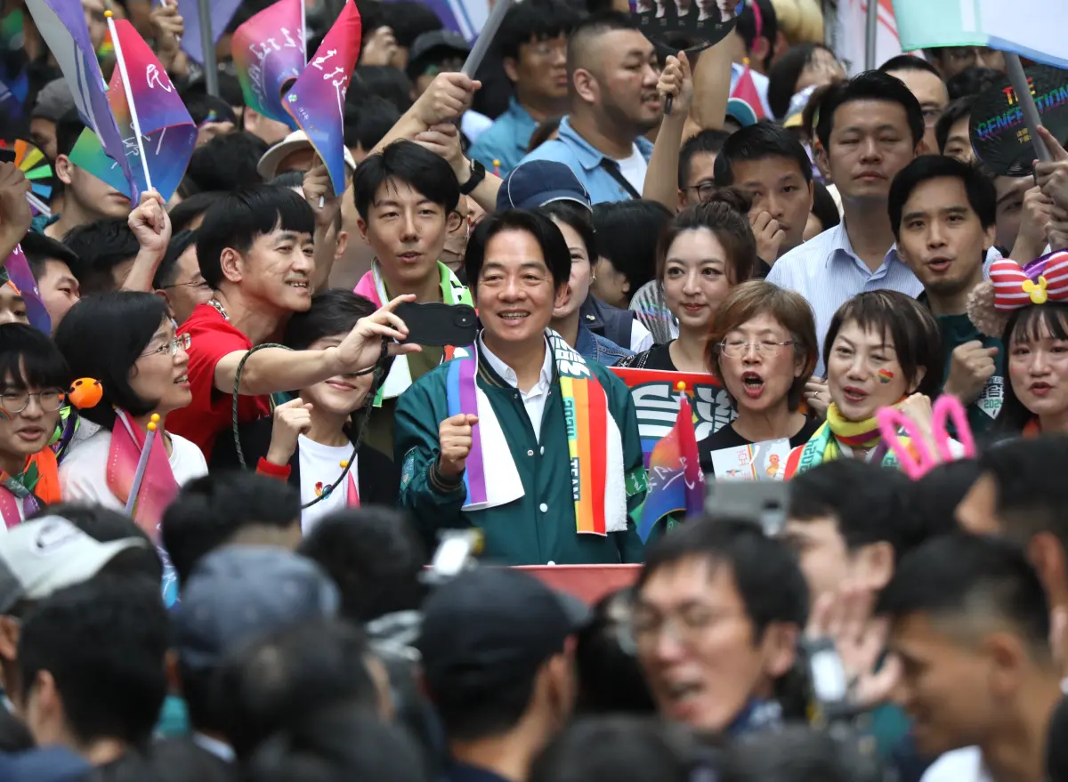 ▲賴清德出席遊行，受到民眾熱烈歡迎，民眾爭先搶拍照。（圖／記者陳明中攝，2023.10.28）