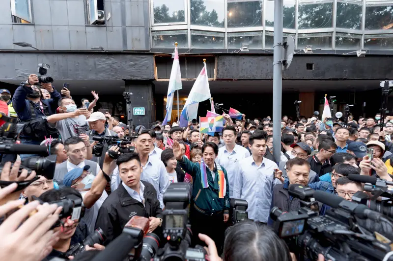 ▲賴清德被媒體、民眾團團包圍。(圖/記者陳明中攝,2023.10.28)