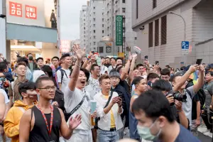 ▲民眾和賴清德熱情打招呼。（圖／記者陳明中攝，2023.10.28）