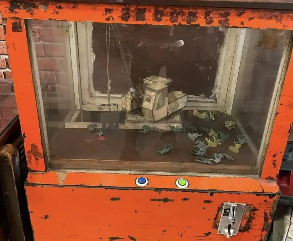 ▲有民眾看到一台「祖父級」夾娃娃機，畫面一出立刻讓許多人童年回憶被勾起，紛紛大喊「這超級好夾！」（圖／爆廢公社二館）