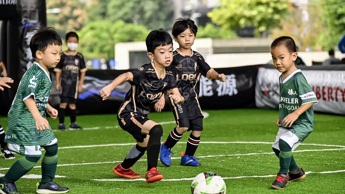 ▲迷你足球300名小小球員在臺中市府前超萌登場。官方提供