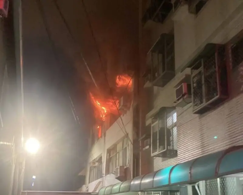 ▲28日晚間，台南市永康區中華二路某出租套房發生火警，消防搶救出2名受困者，其中1人無生命跡象，送醫搶救中。（圖／翻攝畫面）