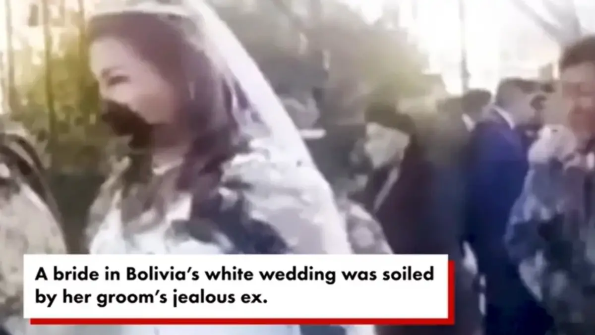 ▲國外一對新人日前舉辦婚禮時，結果遇到新郎前女友鬧場，新娘遭潑穢物沾染全身白紗。（圖/翻攝紐約時報）