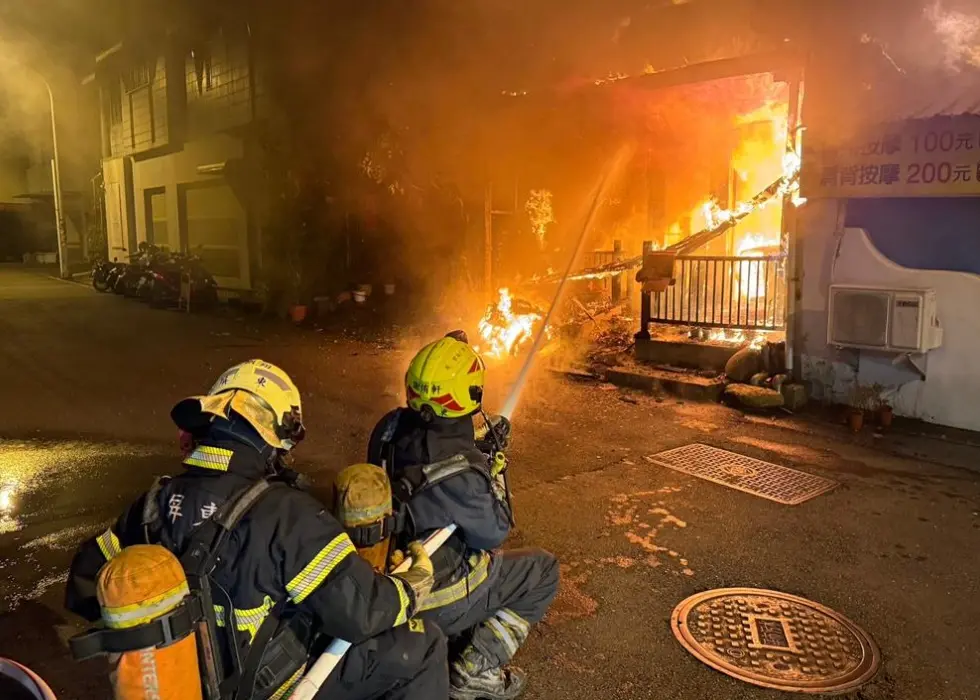 ▲屏東市透天厝29日清晨大火，釀2人受困，送醫搶救1死1傷，詳細起火原因尚待調查中。（圖／翻攝畫面）