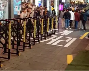 ▲梨泰院的道路中間直接擺放路障,作為雙向分流的界線,防止人潮來去全都擠在一起。(圖/推特@potxxxfan) ▲梨泰院的道路中間直接擺放路障,作為雙向分流的界線,防止人潮來去全都擠在一起。(圖/推特@potxxxfan)