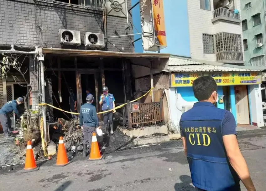 ▲29日清晨，屏東一家刺青店疑遭縱火，夫妻1死1重傷，19歲的許姓男子被逮落網，法院30日晚間裁定收押。（圖／翻攝畫面）