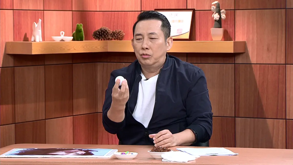 ▲屈中恆在節目上分享，有次過年去澳門玩，因天天沉迷賭場玩通宵，再加上啤酒不忌口，導致肛門腫成像高爾夫球一樣大，回到台灣後才緊急開刀救治。（圖／年代提供）