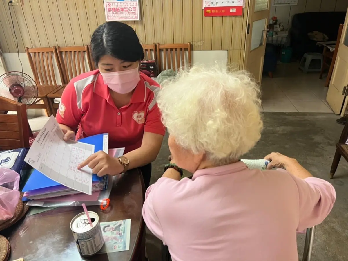 ▲大學畢業的小彤受惠勞動部政策，進照服產業2年內晉升為督導。（圖／勞動部勞動力發展署中彰投分署提供）