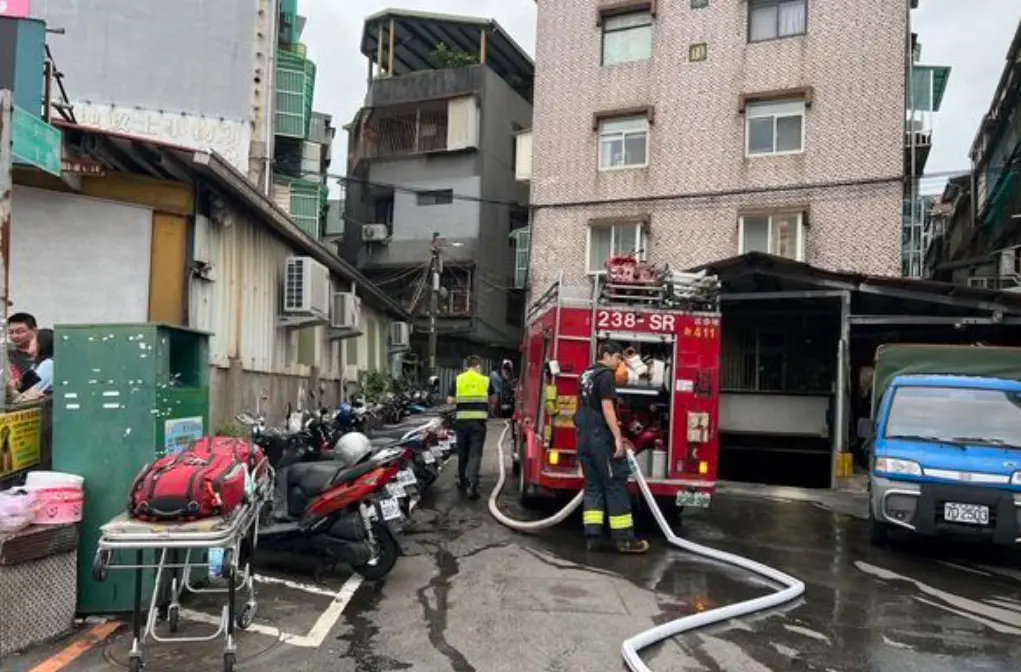 ▲29日上午，新北市新店區中央路某公寓2樓發生火警，51歲的林姓女子倒臥房內，被濃煙嗆昏、全身癱軟，無生命跡象，所幸送醫搶救後恢復呼吸心跳。（圖／翻攝畫面）