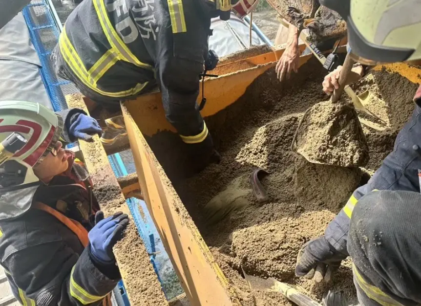 ▲29日上午，台中清水區某砂石場發生工安意外，一名年約60歲的工人，疑作業時不慎被土石活埋，消防人員趕抵，用鏟子將土石清除後，救出受困的工人，但已無生命跡象，緊急送搶救中。（圖／翻攝畫面）